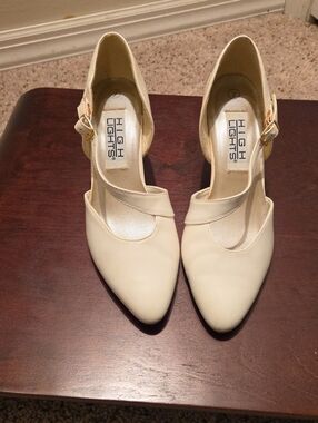 HIGHLIGHTS Women's White Pointed-Toe Ankle-Strap Pumps Size 7 - 3 Inch Heel